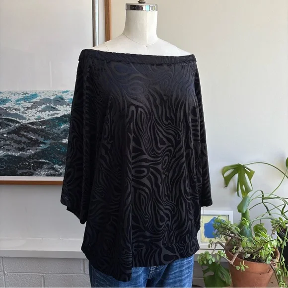 Black Zebra Print Off-Shoulder Top - Picture 4 of 7